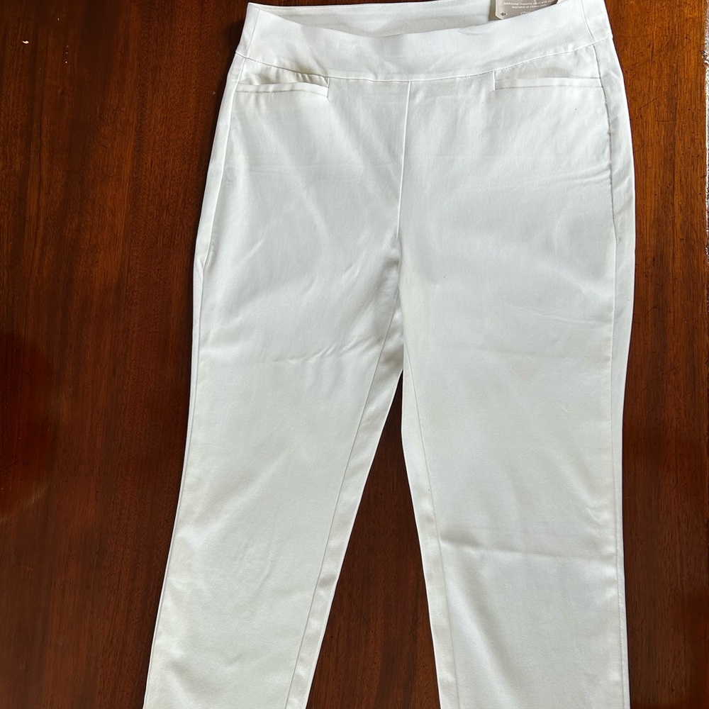 NWT- WHITE CHICOS SO SLIMMING BRIGITTE SLIM LEG CROP